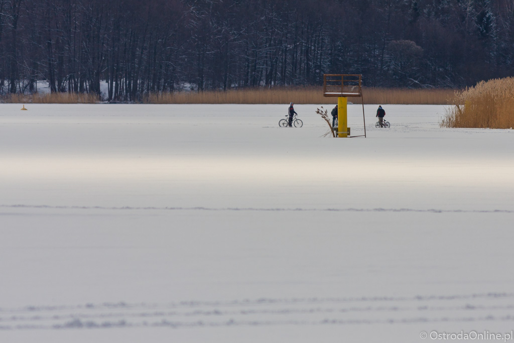 Jazda rowerem po lodzie jest bardzo ryzykowana. Jezioro Drwęckie w Ostródzie.