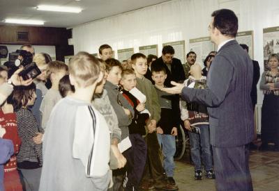 Piotr Szubarczyk z Biura Edukacji Publicznej IPN Oddział w Gdańsku wyjaśnia dzieciom cel wystawy