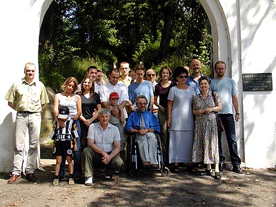 Członkowie OSK SASINIA przy bramie cmentarza Polska Górka