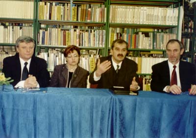Od lewej: Jan Antochowski - starosta ostródzki, Ewa Roman - Kurator Oświaty, Edward Janiszewski - dyrektor Departamentu Kształcenia i Wychowania przy MEN, wojewoda Zbigniew Babalski.