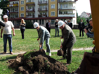 Burmistrzowie Jan Nosewicz i Jan Wasilewski uroczyście rozpoczęli budowę basenu. Fot: Biuro Promocji Miasta