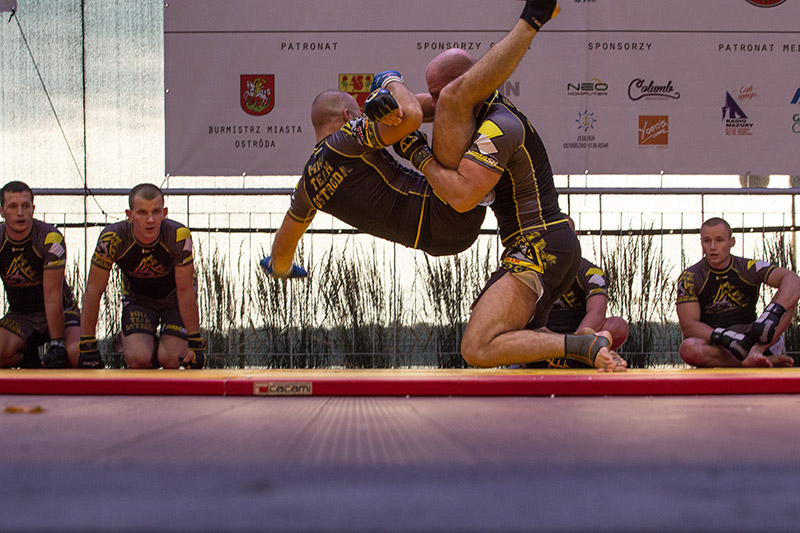 Zawodnicy MMA w trakcie pokazu. foto: OstrodaOnline.pl