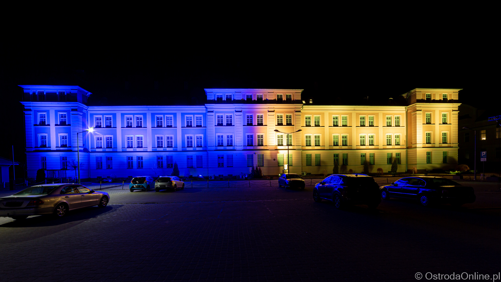 Podświetlony budynek starostwa, foto: ostrodaonline.pl